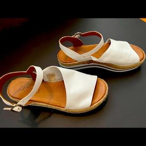 NWOT Bueno White Lambskin Sandals size 38 with contrast detail platform soles